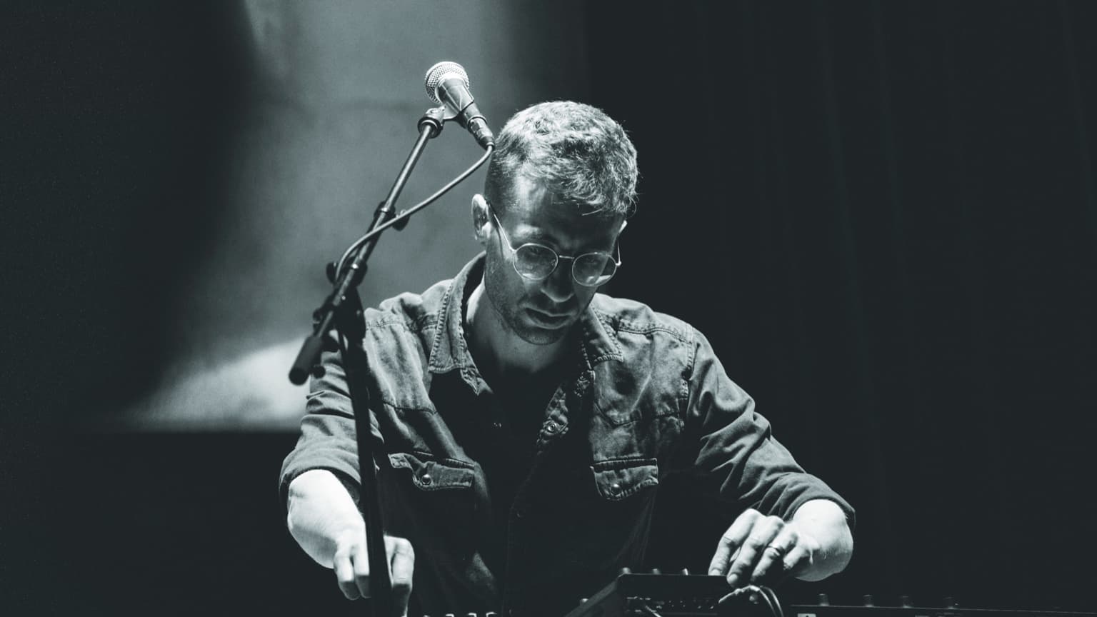 Elskavon performing live with electronic instruments.