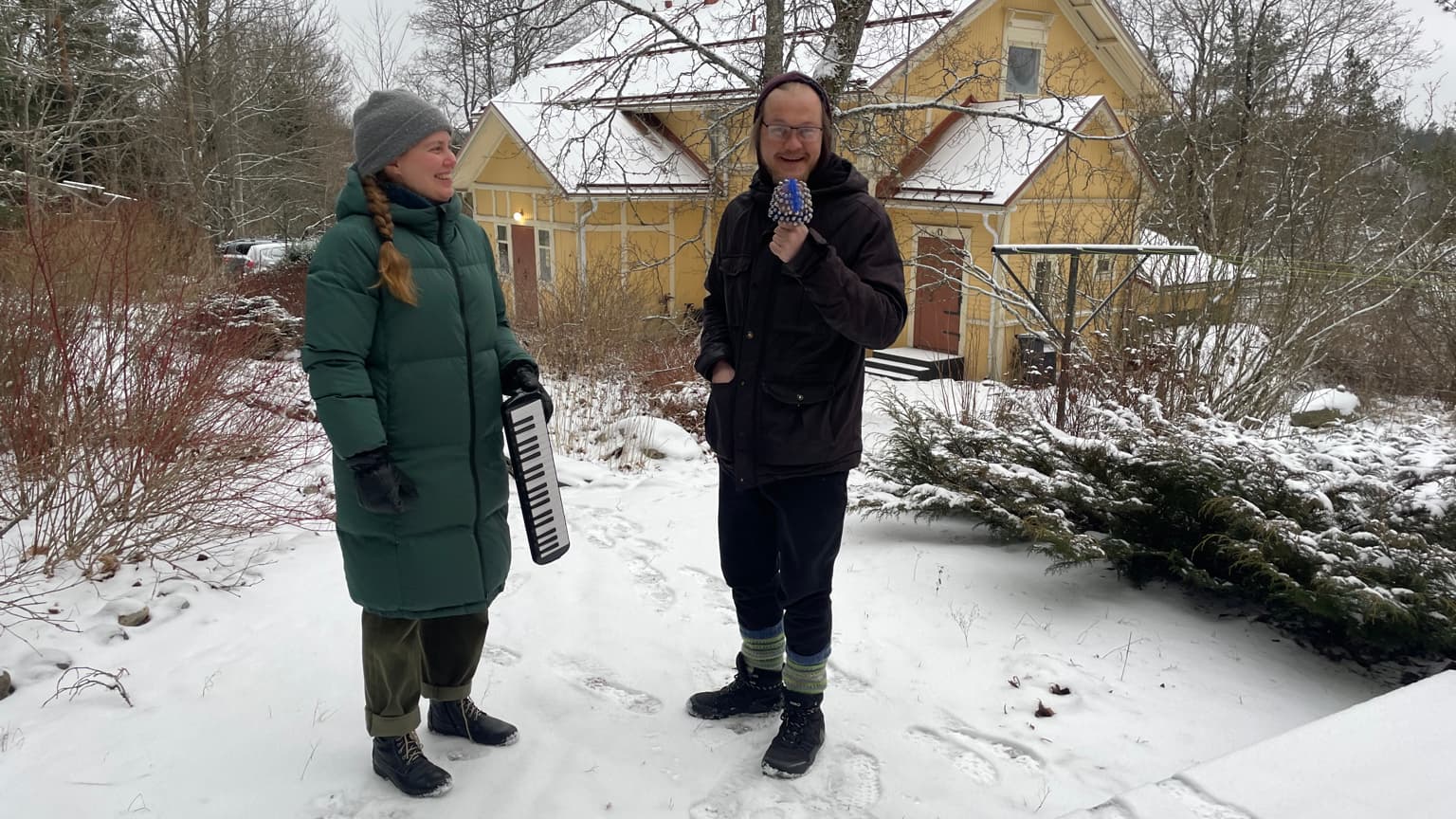 Jenni Venäläinen and Janne Storm outdoors with musical instruments after the Melkutus Party interview.